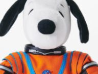 Snoopy équipé pour son voyage vers la Lune. // Source : 2021 Peanuts Worldwide LLC (photo recadrée)