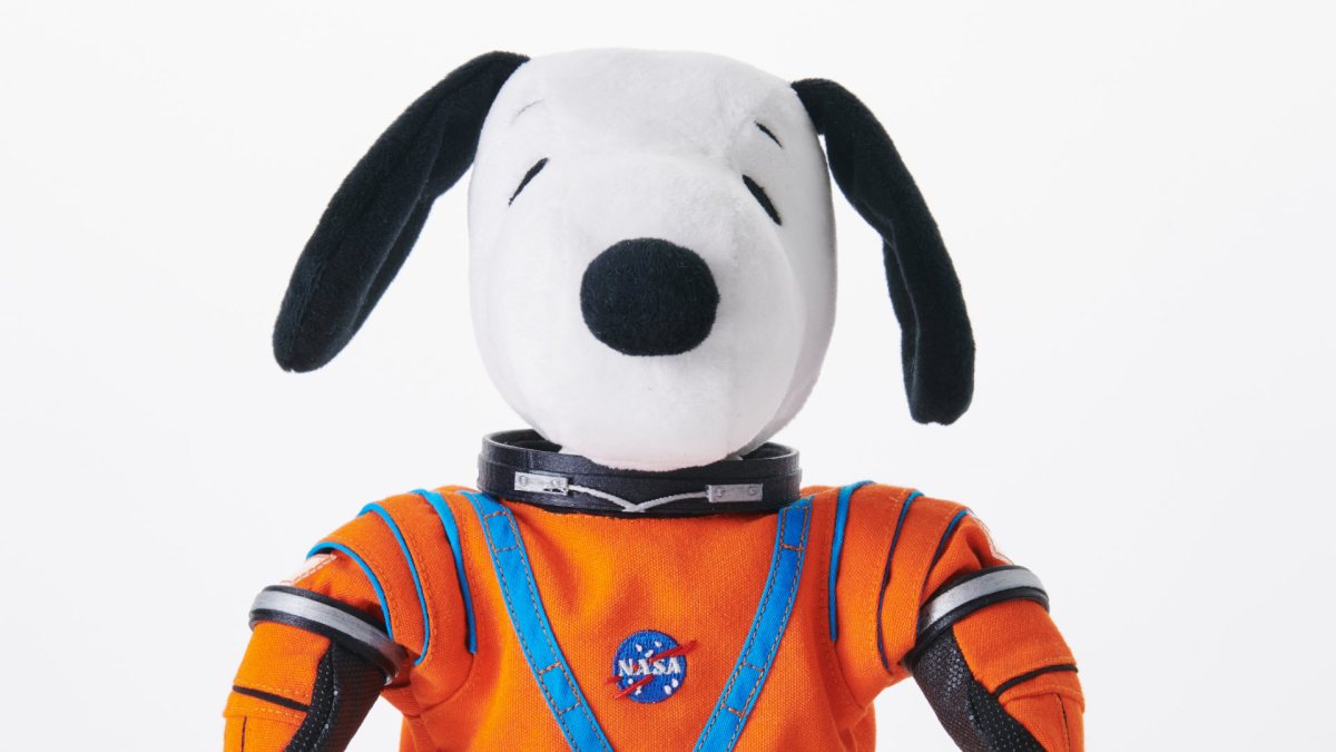 Snoopy équipé pour son voyage vers la Lune. // Source : 2021 Peanuts Worldwide LLC (photo recadrée) Snoopy équipé pour son voyage vers la Lune. // Source : 2021 Peanuts Worldwide LLC (photo recadrée)