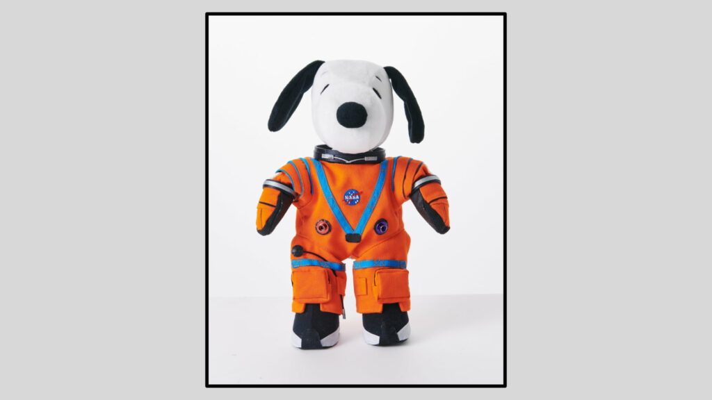 Snoopy dans sa combinaison pour Artémis I. // Source : 2021 Peanuts Worldwide LLC Snoopy dans sa combinaison pour Artémis I. // Source : 2021 Peanuts Worldwide LLC