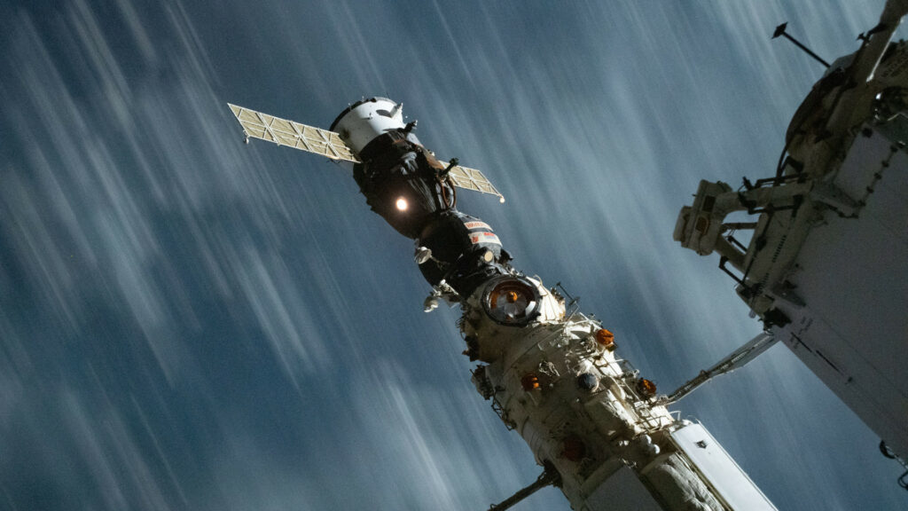 Le vaisseau Soyuz MS-18 attaché à l'ISS. // Source : Flickr/CC/Nasa Johnson (photo recadrée) Le vaisseau Soyuz MS-18 attaché à l'ISS. // Source : Flickr/CC/Nasa Johnson (photo recadrée)