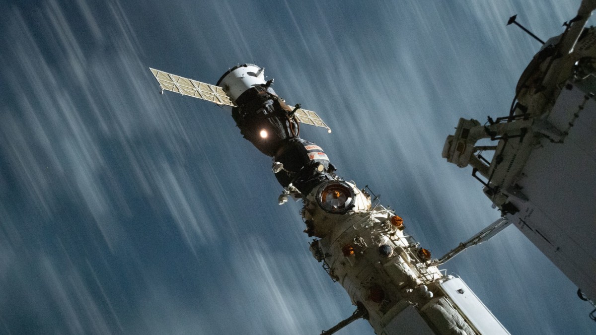 Le vaisseau Soyuz MS-18 attaché à l'ISS. // Source : Flickr/CC/Nasa Johnson (photo recadrée) Le vaisseau Soyuz MS-18 attaché à l'ISS. // Source : Flickr/CC/Nasa Johnson (photo recadrée)