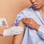 Une personne se fait vacciner // Source : freepik