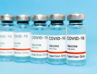 Vaccins covid-19. // Source : Pexels/Maksim Goncharenok (photo recadrée)