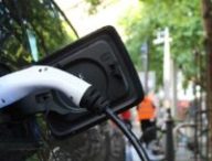Véhicule en charge en ville // Source : Pixabay