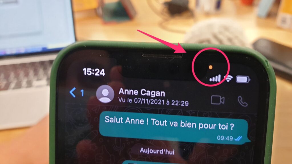 Le voyant orange signale qu'une application sur votre iPhone utilise votre microphone. // Source : Anne Cagan pour Numerama