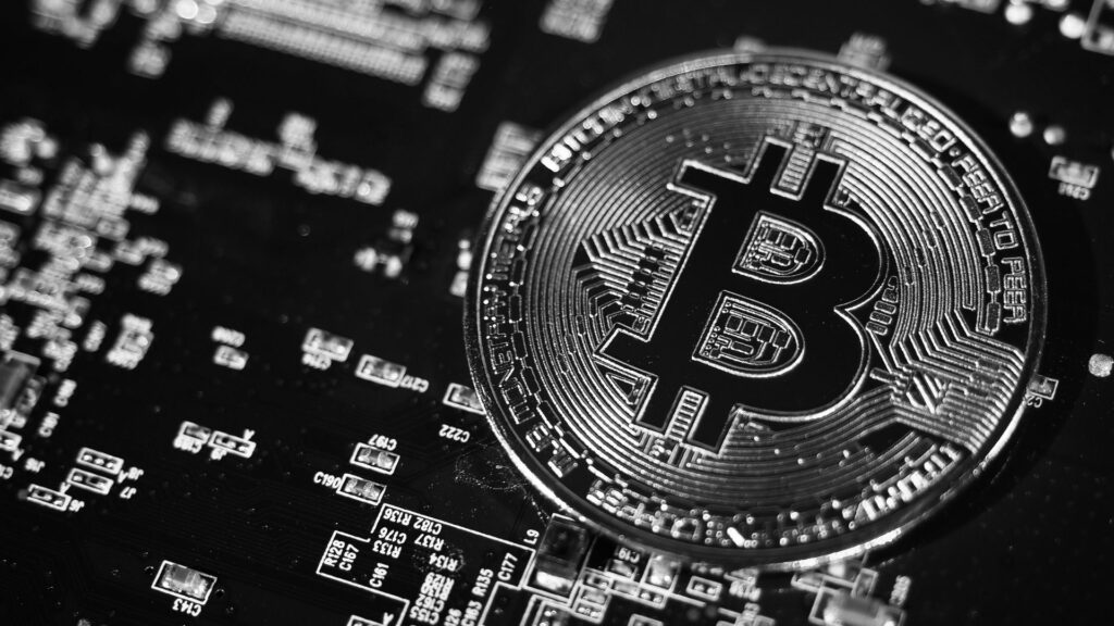Les crypto-monnaies sont toujours adossées à une blockchain // Source : canva Les crypto-monnaies sont toujours adossées à une blockchain // Source : canva