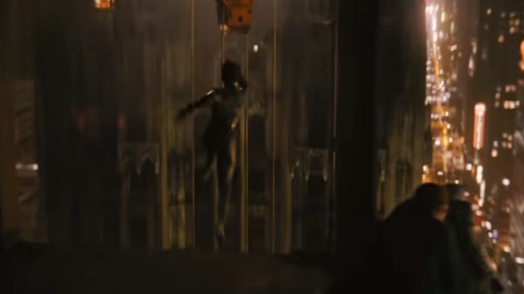 Quand Catwoman saute de l'immeuble avec panache vers l'infini et surtout le sol goudronné. // Source : Capture/Warner Quand Catwoman saute de l'immeuble avec panache vers l'infini et surtout le sol goudronné. // Source : Capture/Warner