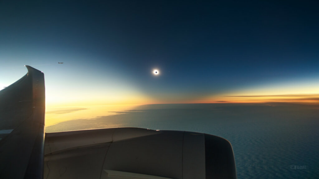 L'éclipse vue depuis un avion. // Source : Petr Horálek/Institute of Physics in Opava (photo recadrée) L'éclipse vue depuis un avion. // Source : Petr Horálek/Institute of Physics in Opava (photo recadrée)