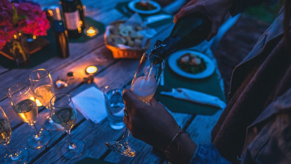 Privilégiez des festivités en très petit comité, si possible en extérieur (ou en aérant très souvent). // Source : Pixabay Privilégiez des festivités en très petit comité, si possible en extérieur (ou en aérant très souvent). // Source : Pixabay