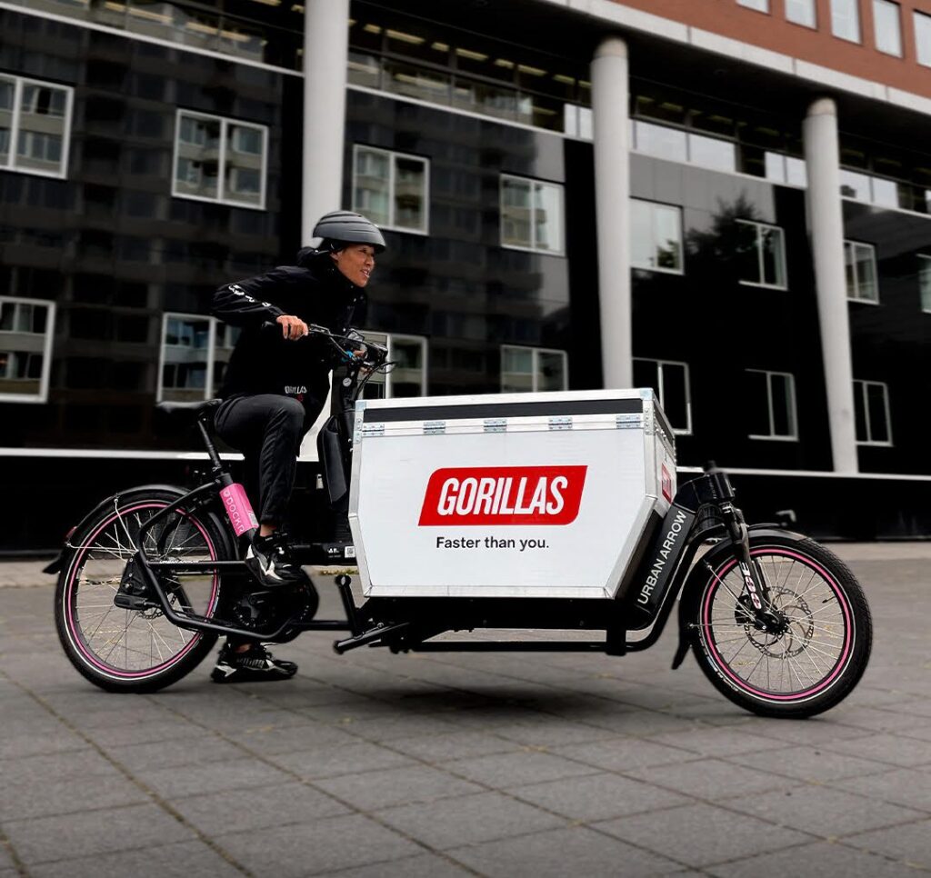 Gorillas utilise déjà des vélos cargo comme ceux-là en Allemagne, en Belgique, et aux Pays-Bas. // Source : DOCKR Gorillas utilise déjà des vélos cargo comme ceux-là en Allemagne, en Belgique, et aux Pays-Bas. // Source : DOCKR