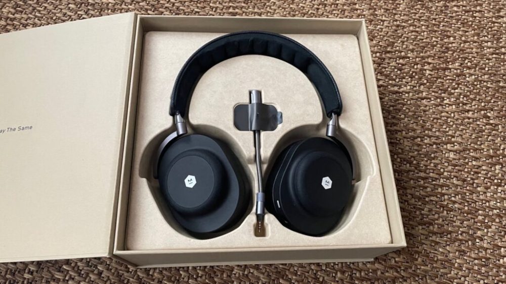Le casque Master & Dynamic MG20 dans son packaging // Source : Maxime Claudel pour Numerama