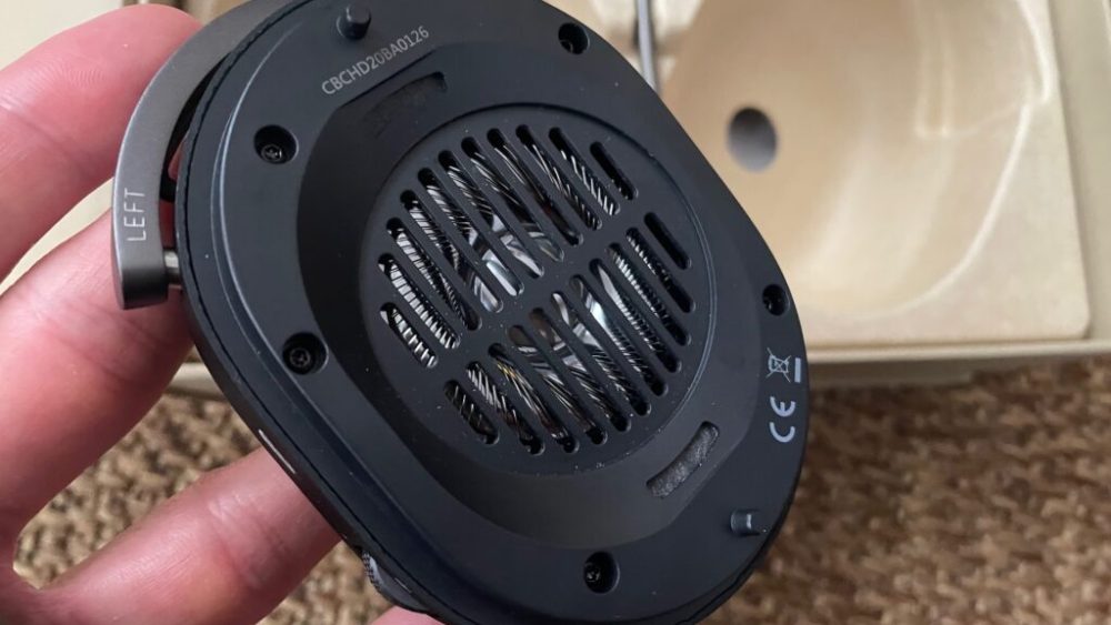 L'intérieur d'une oreillette du casque Master & Dynamic MG20 // Source : Maxime Claudel pour Numerama