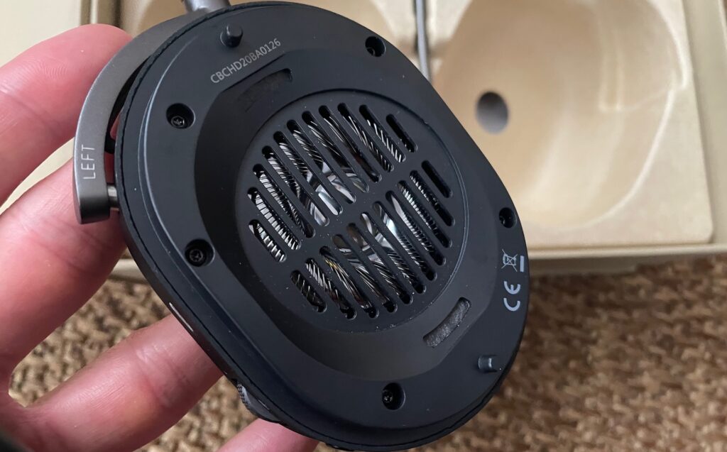 L'intérieur d'une oreillette du casque Master & Dynamic MG20 // Source : Maxime Claudel pour Numerama