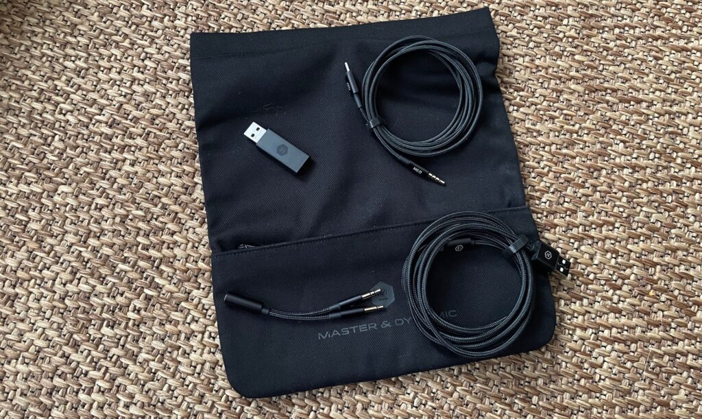 Les accessoires fournis avec le casque Master & Dynamic MG20 // Source : Maxime Claudel pour Numerama