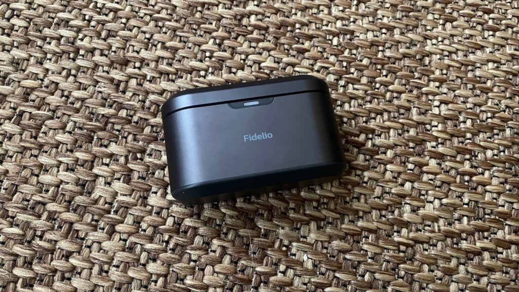 Le boîtier des Philips Fidelio T1 // Source : Maxime Claudel pour Numerama Le boîtier des Philips Fidelio T1 // Source : Maxime Claudel pour Numerama