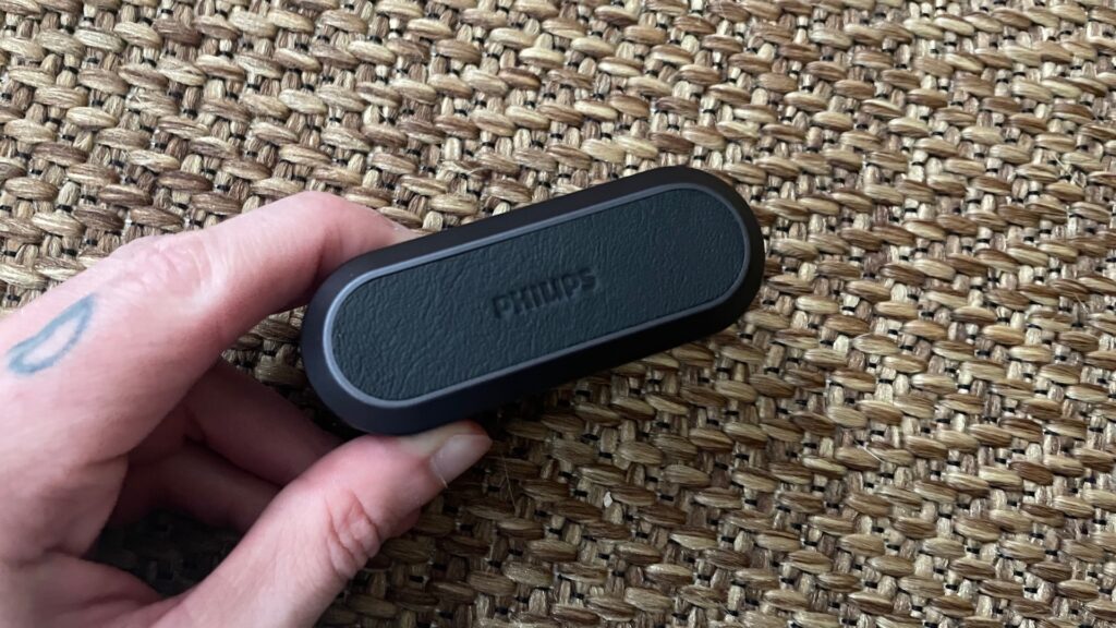 La petite touche de cuir sur le boîtier des Philips Fidelio T1 // Source : Maxime Claudel pour Numerama La petite touche de cuir sur le boîtier des Philips Fidelio T1 // Source : Maxime Claudel pour Numerama