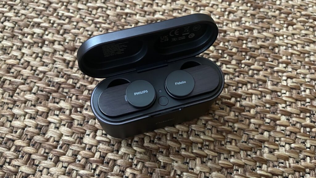 Les Philips Fidelio T1 dans leur boîtier // Source : Maxime Claudel pour Numerama Les Philips Fidelio T1 dans leur boîtier // Source : Maxime Claudel pour Numerama