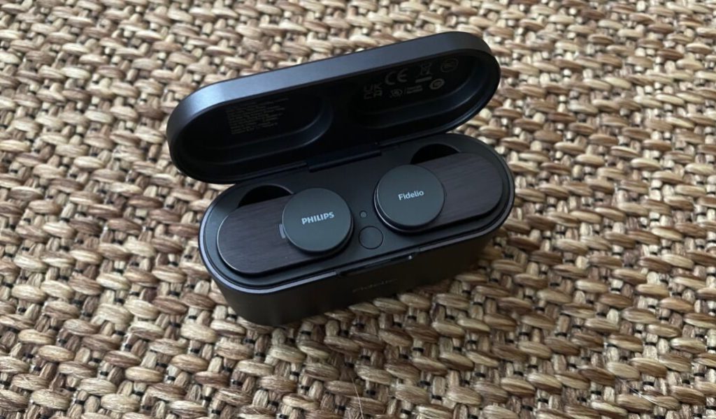 Les Philips Fidelio T1 dans leur boîtier // Source : Maxime Claudel pour Numerama Les Philips Fidelio T1 dans leur boîtier // Source : Maxime Claudel pour Numerama