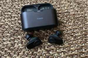 Les écouteurs Philips Fidelio T1 // Source : Maxime Claudel pour Numerama Les écouteurs Philips Fidelio T1 // Source : Maxime Claudel pour Numerama