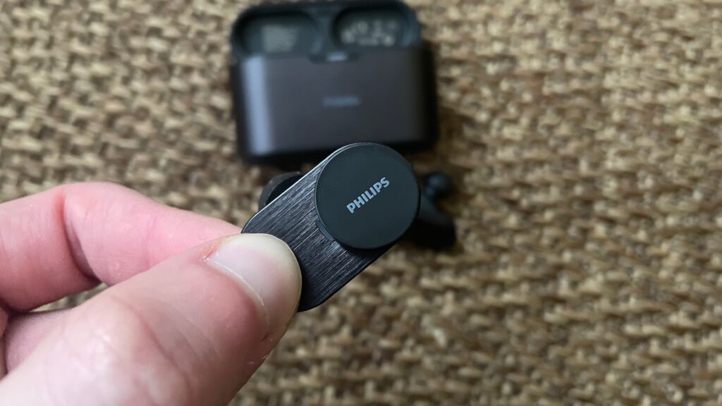 Un écouteur Philips Fidelio T1 // Source : Maxime Claudel pour Numerama Un écouteur Philips Fidelio T1 // Source : Maxime Claudel pour Numerama