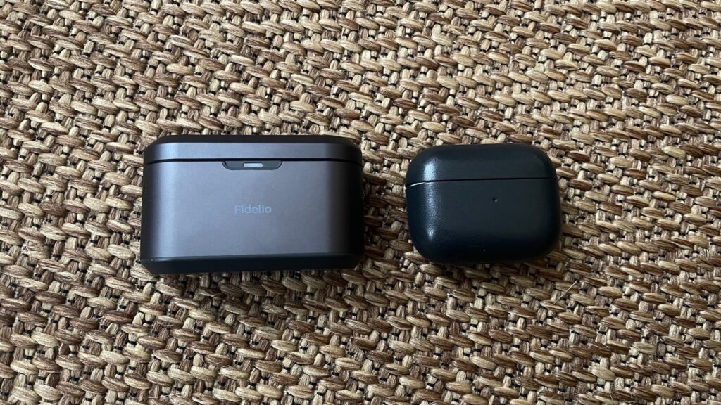 Boîtier des Philips Fidelio T1 (à gauche) versus boîtier des AirPods Pro (à droite) // Source : Maxime Claudel pour Numerama Boîtier des Philips Fidelio T1 (à gauche) versus boîtier des AirPods Pro (à droite) // Source : Maxime Claudel pour Numerama