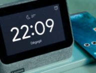 Lenovo Smart Clock 2 dans sa version avec socle de charge sans fil // Source : Lenovo