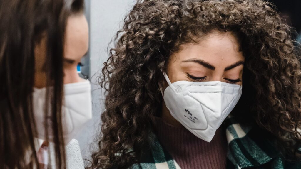Le masque FFP2 (ou N95) protège davantage son porteur, et protège les autres au moins autant qu'un chirurgical. // Source : Pexels Le masque FFP2 (ou N95) protège davantage son porteur, et protège les autres au moins autant qu'un chirurgical. // Source : Pexels
