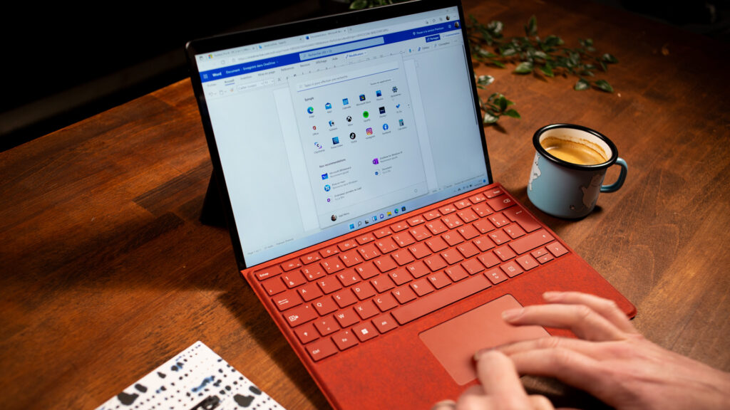 Un simple clavier transforme la Microsoft Surface Pro 8 en PC portable // Source : Johana Hallmann pour humanoid xp Un simple clavier transforme la Microsoft Surface Pro 8 en PC portable // Source : Johana Hallmann pour humanoid xp