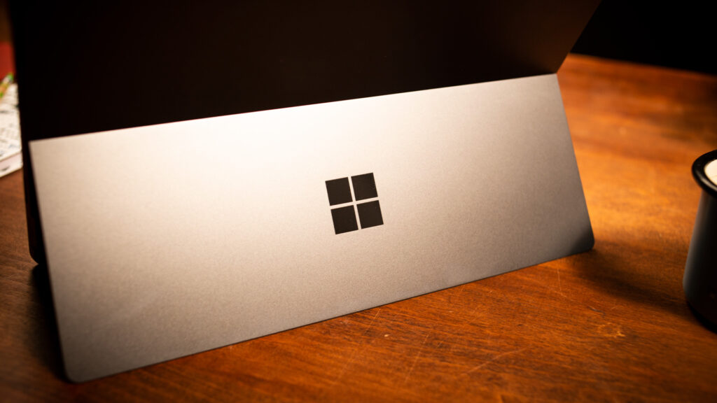 Le trépied de la Microsoft Surface Pro 8 // Source : Johana Hallmann pour humanoid xp Le trépied de la Microsoft Surface Pro 8 // Source : Johana Hallmann pour humanoid xp