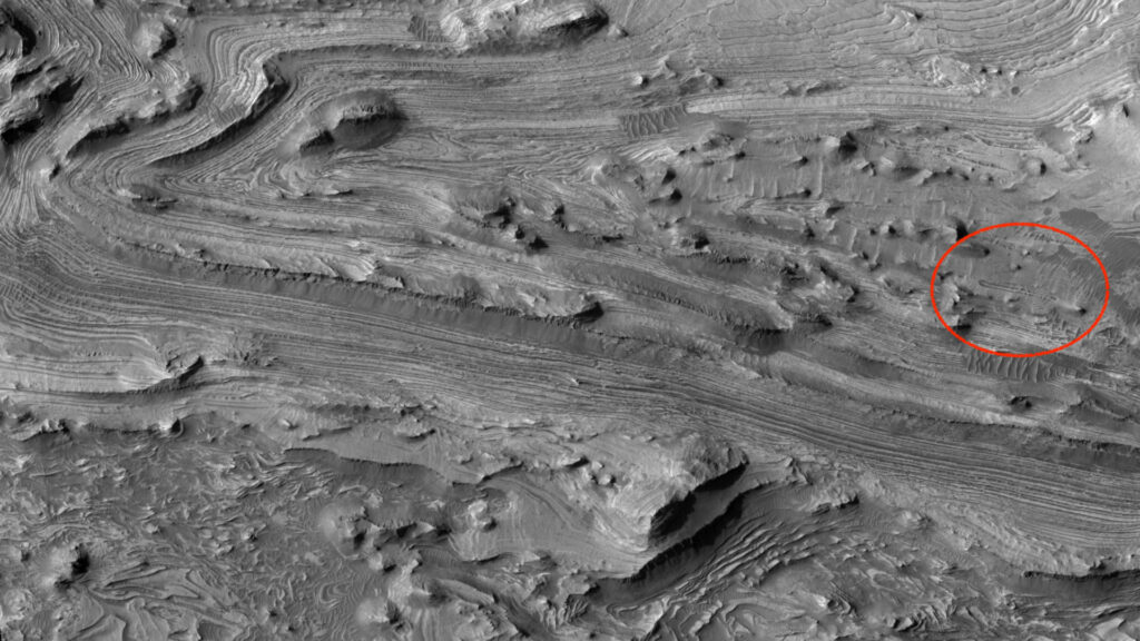 Un OVNI, vraiment ? // Source : NASA/JPL/UArizona (image recadrée et annotée) Un OVNI, vraiment ? // Source : NASA/JPL/UArizona (image recadrée et annotée)