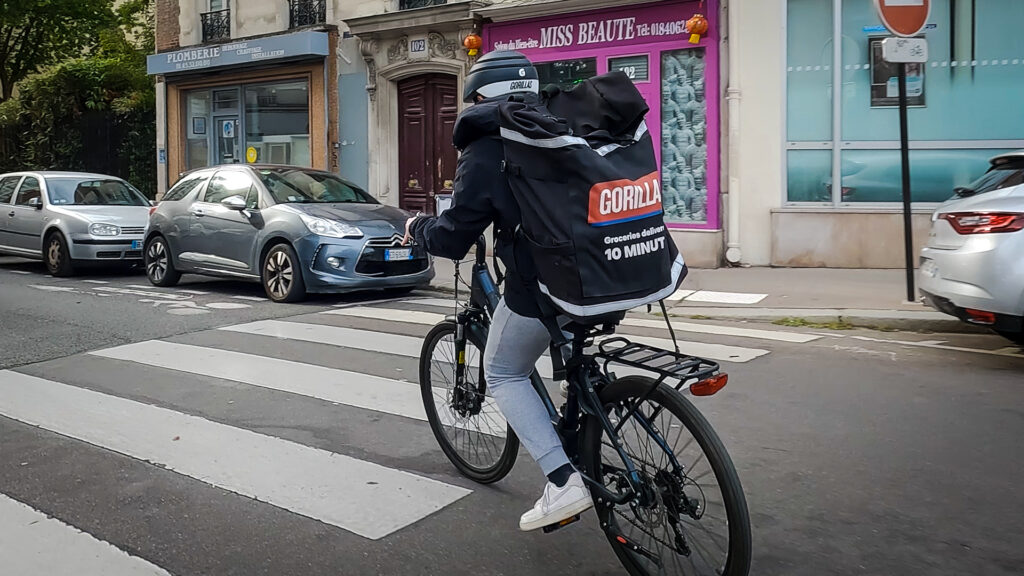 Les sacs de livraisons utilisés par Gorillas sont énormes, et souvent très lourds // Source : Louise Audry pour Numerama Les sacs de livraisons utilisés par Gorillas sont énormes, et souvent très lourds // Source : Louise Audry pour Numerama