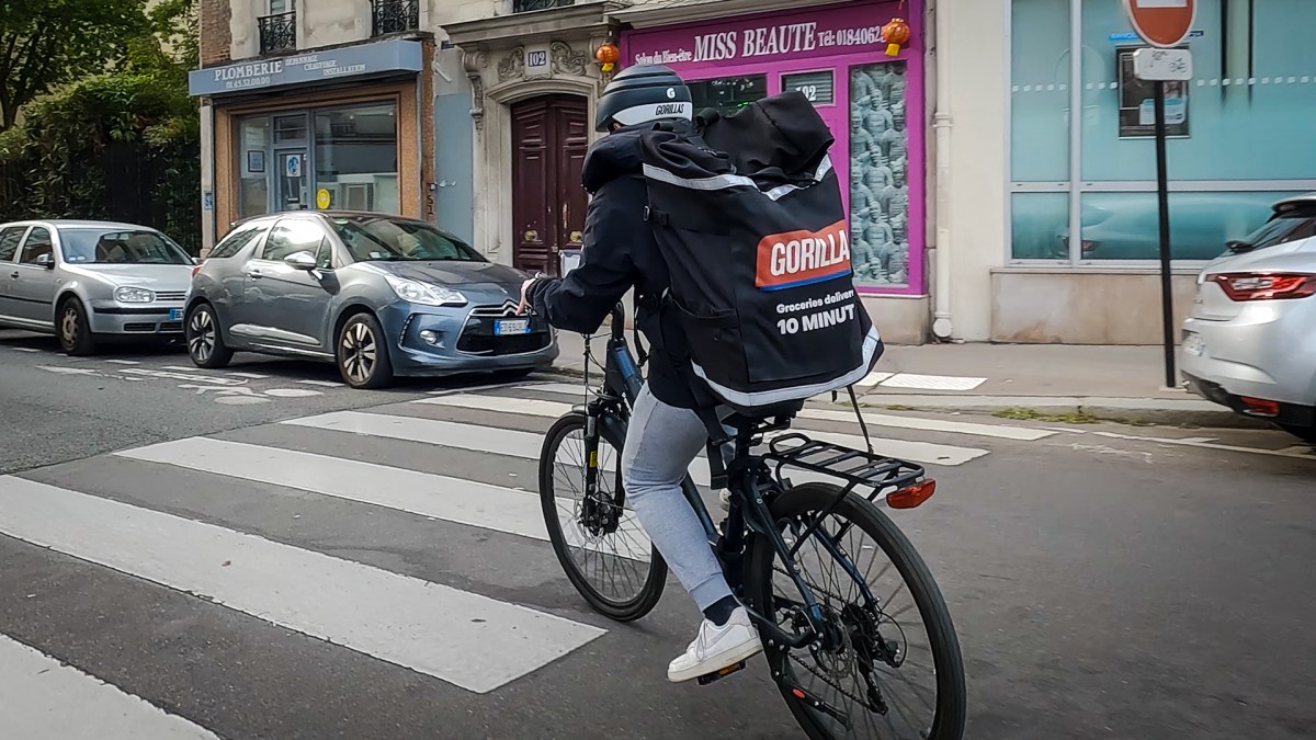 Les sacs de livraisons utilisés par Gorillas sont énormes, et souvent très lourds // Source : Louise Audry pour Numerama Les sacs de livraisons utilisés par Gorillas sont énormes, et souvent très lourds // Source : Louise Audry pour Numerama