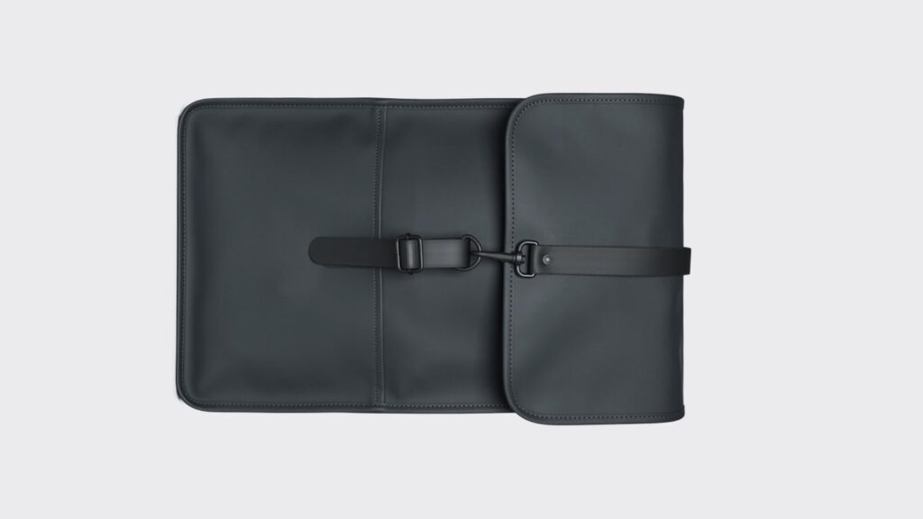 Le sac à dos de Rains est imperméable // Source : Rains