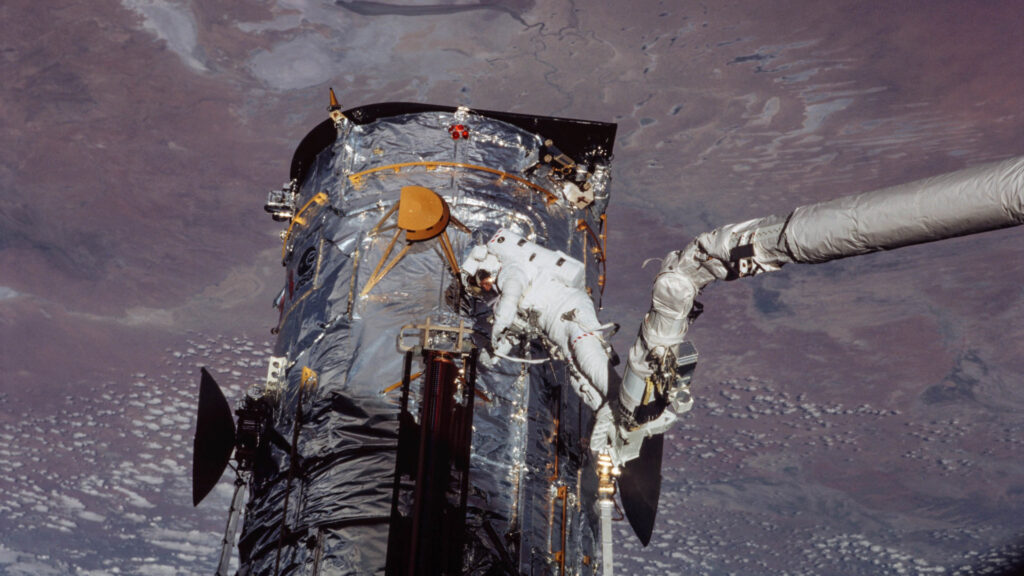Hubble pendant une mission de maintenance en 2002. // Source : Flickr/CC/Nasa Goddard Space Flight Center (photo recadrée) Hubble pendant une mission de maintenance en 2002. // Source : Flickr/CC/Nasa Goddard Space Flight Center (photo recadrée)