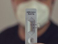 Un test antigénique fonctionne grâce aux réactifs contenus dans une cassette de ce type. // Source : Pexels