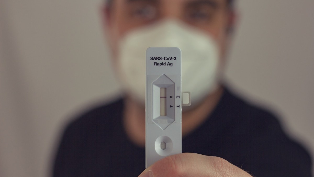 Un test antigénique fonctionne grâce aux réactifs contenus dans une cassette de ce type. // Source : Pexels Un test antigénique fonctionne grâce aux réactifs contenus dans une cassette de ce type. // Source : Pexels