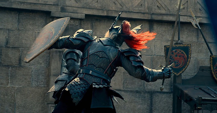 À gauche, une scène de <em>House of the Dragon</em>.