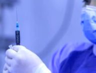 Une soignante prépare une dose de vaccin // Source : pixabay