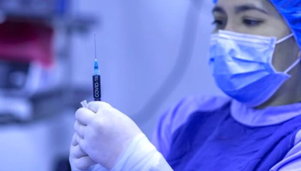 Une soignante prépare une dose de vaccin // Source : pixabay