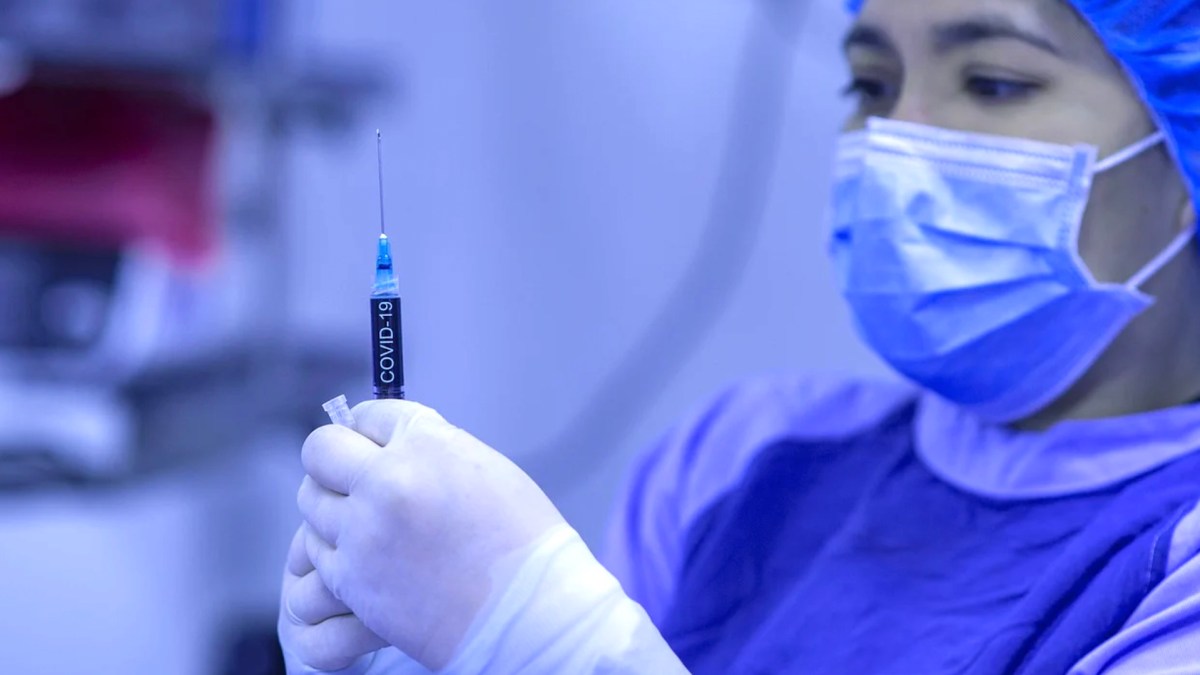 Une soignante prépare une dose de vaccin // Source : pixabay Une soignante prépare une dose de vaccin // Source : pixabay