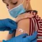 Le vaccin des enfants de 5-11 ans se fait avec une dose plus faible. // Source : Freepik Le vaccin des enfants de 5-11 ans se fait avec une dose plus faible. // Source : Freepik