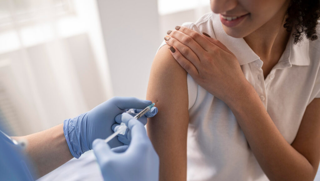 Une femme se fait vacciner // Source : freepik Une femme se fait vacciner // Source : freepik