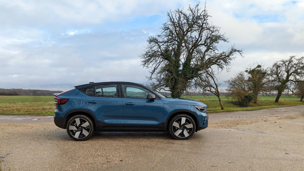 Volvo C40 de profil // Source : Raphaelle Baut pour Numerama Volvo C40 de profil // Source : Raphaelle Baut pour Numerama