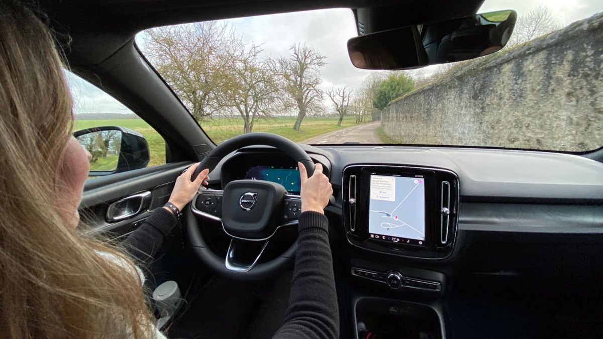 Au volant du Volvo C40 // Source : Raphaelle Baut pour Numerama Au volant du Volvo C40 // Source : Raphaelle Baut pour Numerama