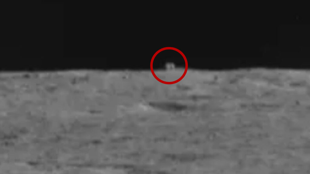 Zoom sur la forme cubique repérée par Yutu-2 sur la Lune. // Source : CNSA/Our Space, via Twitter @AJ_FI