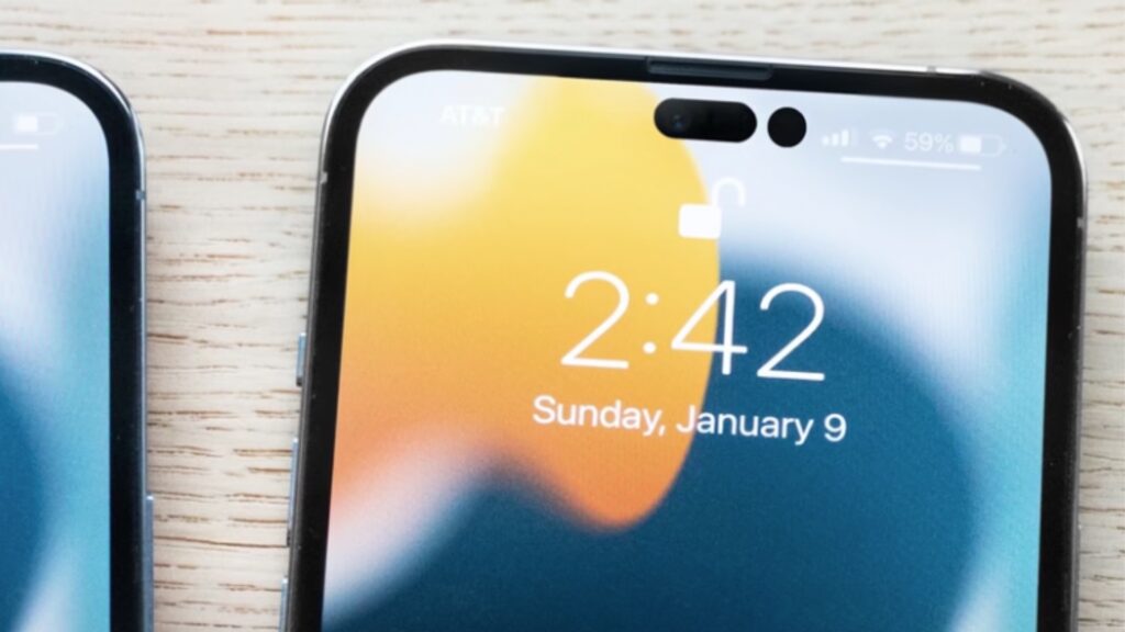 iPhone 14 : l'encoche pourrait être remplacée par ce double poinçon. // Source : Brian Tong / YouTube iPhone 14 : l'encoche pourrait être remplacée par ce double poinçon. // Source : Brian Tong / YouTube