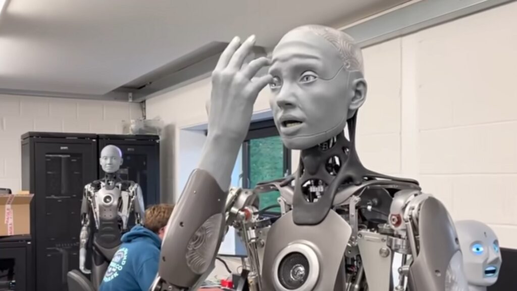 Le robot hyperréaliste Ameca. (ne jetez surtout pas un coup d'oeil à la tête robotique en bas à droite, surtout pas) // Source : Engineered Arts Le robot hyperréaliste Ameca. (ne jetez surtout pas un coup d'oeil à la tête robotique en bas à droite, surtout pas) // Source : Engineered Arts