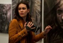 Dina Shihabi (Melody Pendras) dans Archive 81 // Source : Netflix Dina Shihabi (Melody Pendras) dans Archive 81 // Source : Netflix