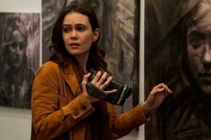 Dina Shihabi (Melody Pendras) dans Archive 81 // Source : Netflix Dina Shihabi (Melody Pendras) dans Archive 81 // Source : Netflix