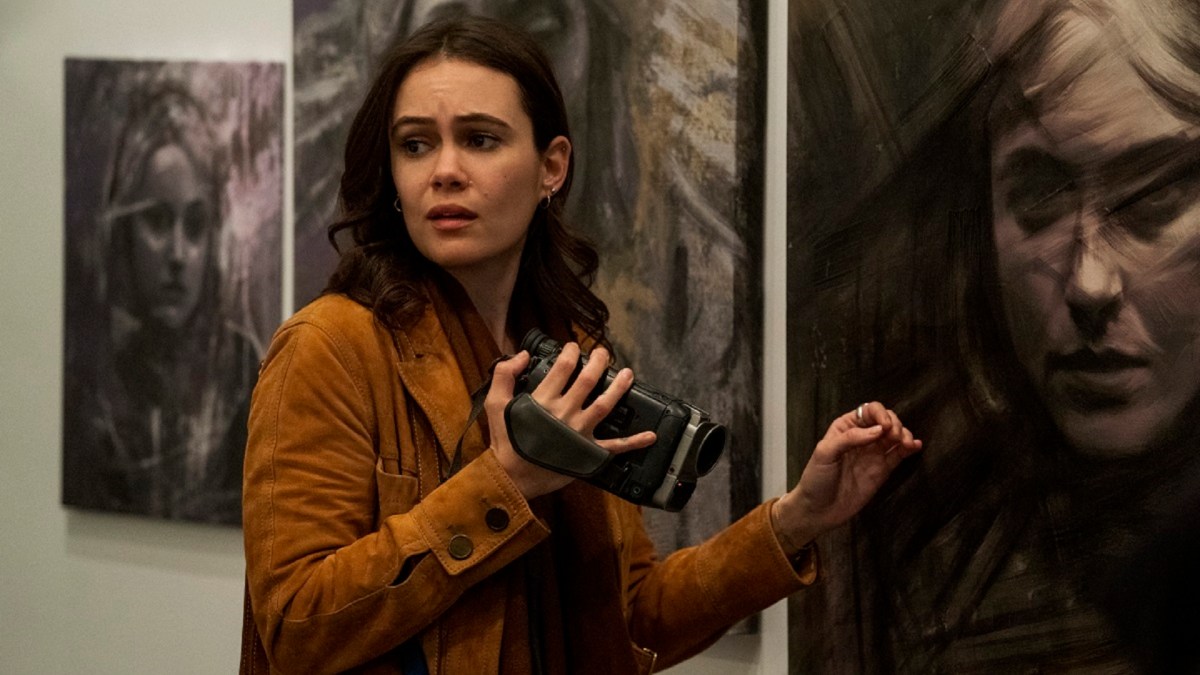 Dina Shihabi (Melody Pendras) dans Archive 81 // Source : Netflix Dina Shihabi (Melody Pendras) dans Archive 81 // Source : Netflix